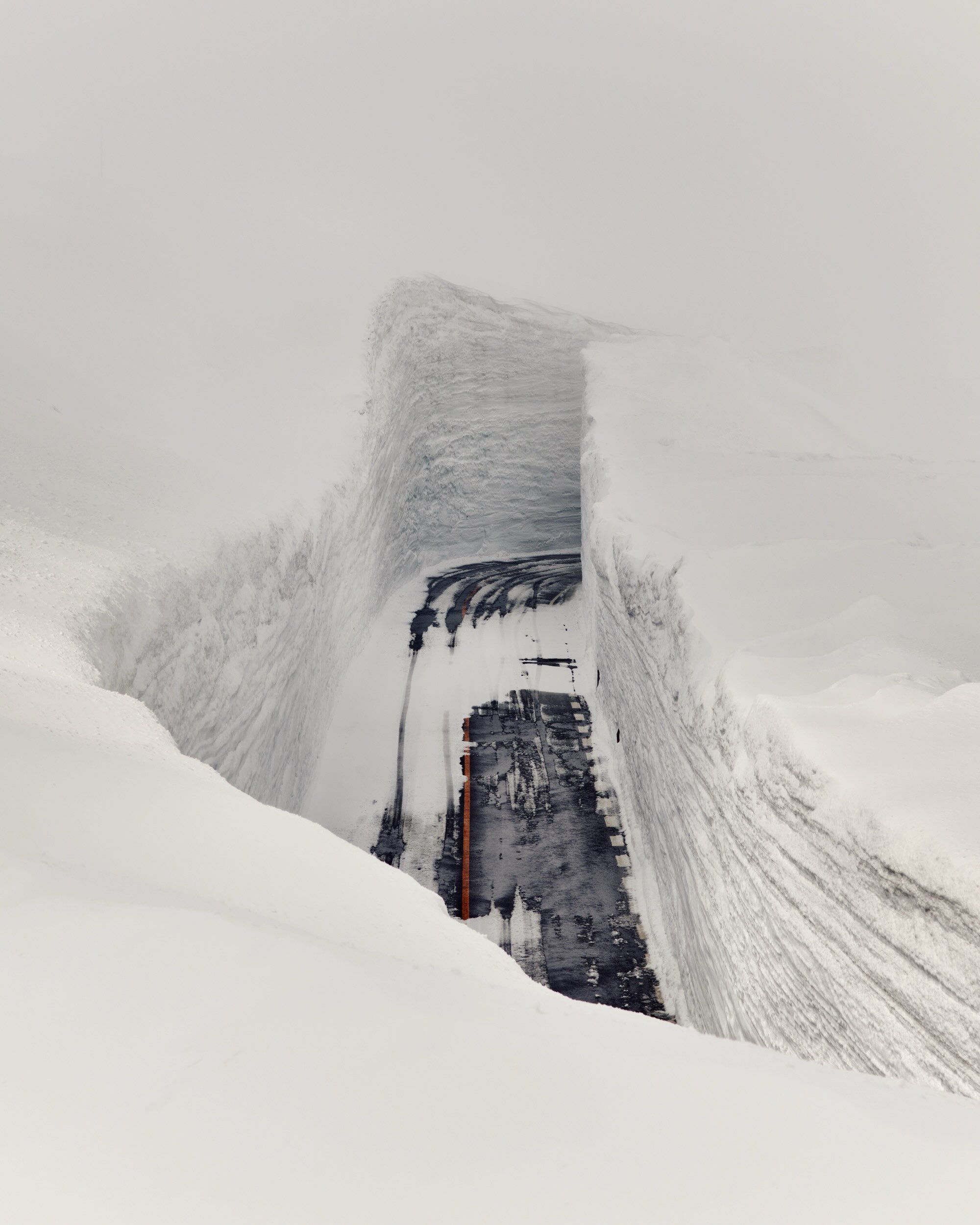 Snow corridor at Murodo, photographed by Thomas Prior